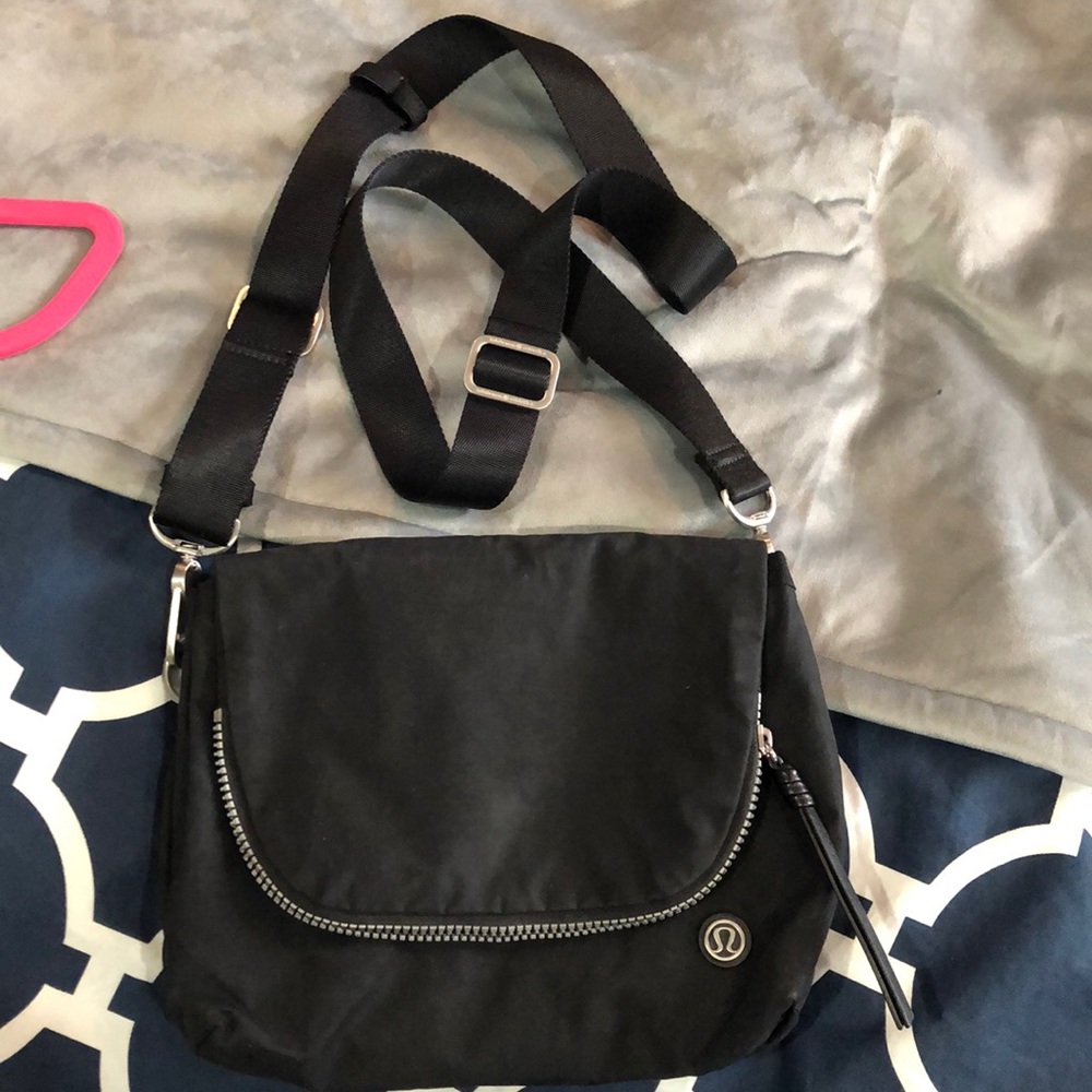 lululemon crossbody bag. EUC
